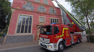 Zentimeter-Arbeit mit 16 Tonnen: Herforder Feuerwehr übt mit Hightech-Drehleiter