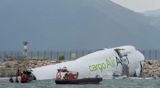 Tödlicher Unfall: Jumbo-Jet rutscht über Landebahn ins Meer