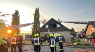 Feuerwehr rettet im Kreis Gütersloh 75-Jährige aus Wohnhaus - Brandursache steht fest