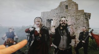 Musikvideo-Dreh bei Warburg: Band performt Song „Königin“ auf dem Desenberg