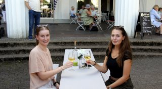 Weinfest: Weißwein und Musik vor der Wandelhalle in Bad Oeynhausen