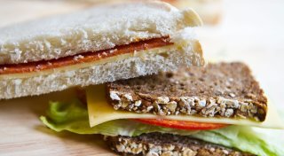 Essen gehen immer teurer: Deutschland isst Stulle