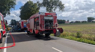 Großaufgebot der Feuerwehr: Gefahrgutunfall mit Traktorgespann in Petershagen