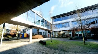 „Alarmierende Kritzelei“ an Gütersloher Schultoilette sorgt für Polizeieinsatz