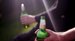 Alkoholsucht: Wie Angehörige helfen - und was ihnen hilft