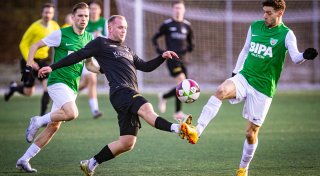 Theesens Fußballer sind im Derby eine Fußspitze voraus