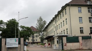 In der zentralen Flüchtlingsunterkunft in Herford werden Bezahlkarten ausgegeben