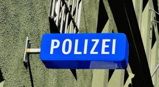 Einbruch in Herforder Telefonladen: Jetzt fahndet die Polizei mit Bildern