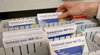Mutter (56) gibt ihrem minderjährigen Sohn (15) Fentanyl-Pflaster und wird verurteilt