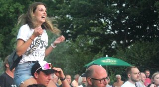 Konzertabbruch in Rödinghausen: Blitz und Donner zu AC/DCs „Thunderstruck“