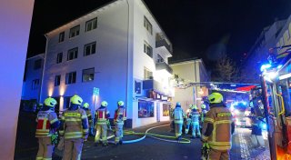 In der Halloween-Nacht rettet die Feuerwehr Paderborn vier Personen aus brennender Wohnung