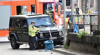 Auto fährt in Stuttgart in Menschenmenge - Frau stirbt