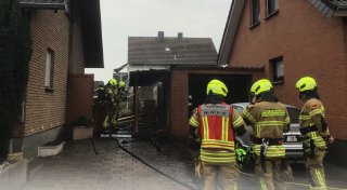 Holzlager brennt ab: Feuerwehr Paderborn löscht Brand an Garage