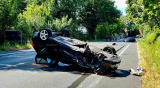 Schwerer Unfall im Kreis Gütersloh: 82-Jährige bleibt mit Pkw auf dem Dach liegen