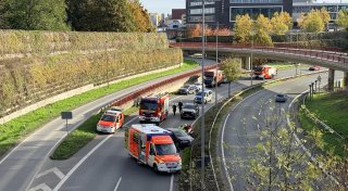 Auto kracht auf Bielefelder OWD in Leitplanke
