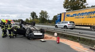 Auto landet auf Dach: Unfall auf A33 zwischen Schloß Holte-Stukenbrock und Hövelhof