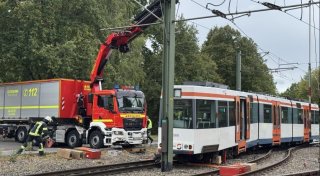 Feuerwehreinsatz und Streckensperrung: Stadtbahn in Bielefeld auf Fahrschulfahrt entgleist