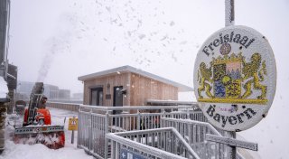 Schnee in den Bergen - Schirm raus für den Dauerregen