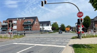 Lkw reißt Bahnschranke im Kreis Gütersloh ab - Kreuzung nach Unfall gesperrt