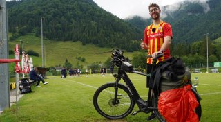 Fan reist mit Rad und Röhrstimme dem SC Paderborn 07 ins Trainingslager hinterher
