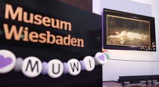 «Ein Geschenk»: Ansturm von Swift-Fans in Wiesbadener Museum