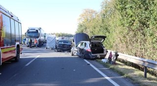 Unfall auf der A2: Pferdeanhänger kippt auf die Seite