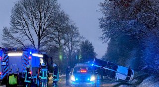 Kleintransporter schleudert bei Büren in Böschung und kippt auf die Seite