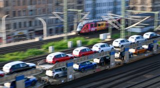 Analyse: Gewinn deutscher Autobauer bricht um Hälfte ein