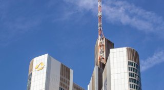 Commerzbank bekräftigt in Übernahmekampf Rekordziel