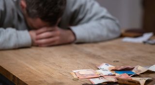 Singles suchen häufiger Hilfe bei Schuldnerberatungen