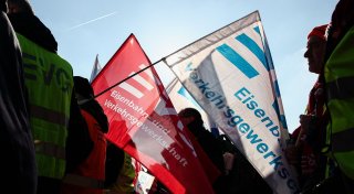 Hunderte Gewerkschafter warnen vor Bahn-Zerschlagung