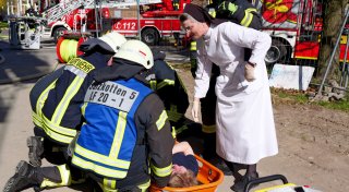 Feuerwehr und Rettungsdienste mit Großaufgebot im Salzkottener Mutterhaus