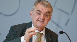 Reul befürwortet Diskussion über Social-Media-Verbot