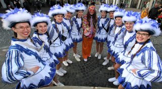 Hippie-Bürgermeister übergibt an Weiberfastnacht den Rathausschlüssel