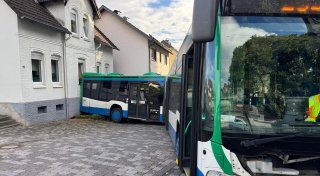 Bus rollt in Altenbeken gegen Hauswand - Fahrer und Insassin verletzt