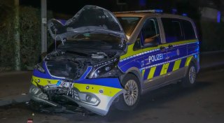 Streifenwagen kollidiert im Kreis Gütersloh mit Auto - Polizisten und Frau verletzt