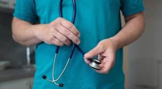 Sexueller Missbrauch bei Behandlung: Hausarzt vergreift sich an Gütersloherin