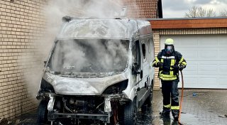 Wohnmobil brennt in Bad Wünnenberg aus - 100.000 Euro Schaden