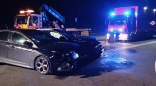 Zwei Verletzte nach Kollision auf Kreuzung in Steinheim