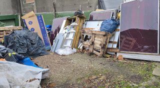 Müll-Chaos auf Grundstück im Kreis Gütersloh: Nachbarn fordern Einschreiten der Behörden