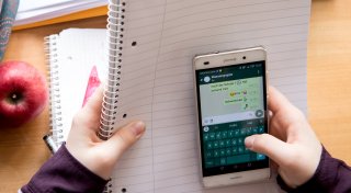 Zwischen striktem Verbot und Kompromissen: So gehen Löhner Schulen mit Handys um