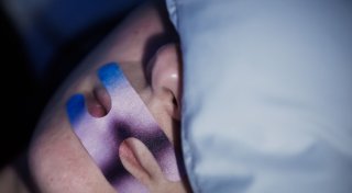 Mouth Taping: Studie warnt vor Risiken von zugeklebtem Mund