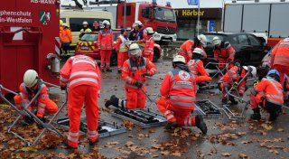Vom Krankenhaus abgeschnitten: Einsatzkräfte richten Behandlungsplatz in Rekordzeit ein