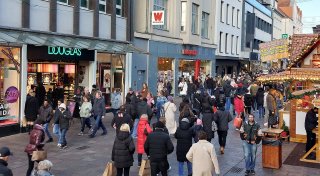 Weihnachtsmarkt und Sonntags-Shopping locken in die Paderborner Innenstadt