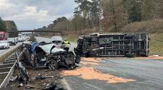 Drei Unfälle legten A33 bei Bielefeld lahm - vier Personen schwer verletzt