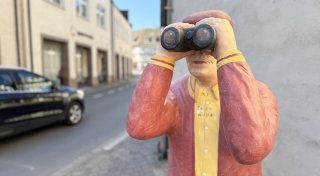 Höxter investiert in Kunst: Alltagsmenschen-Skulpturen bereichern nun dauerhaft das Stadtbild