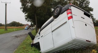 Sprinter überschlägt sich in Stemwede und landet auf dem Dach