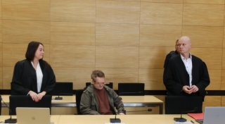 Mord mit Bolzenschussgerät und Messer in Spenge: Angeklagter lehnt eigenen Anwalt ab