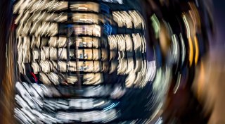 Weniger Menschen leisten Überstunden