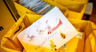 Zehntausende Briefe erreichen Weihnachtspostämter